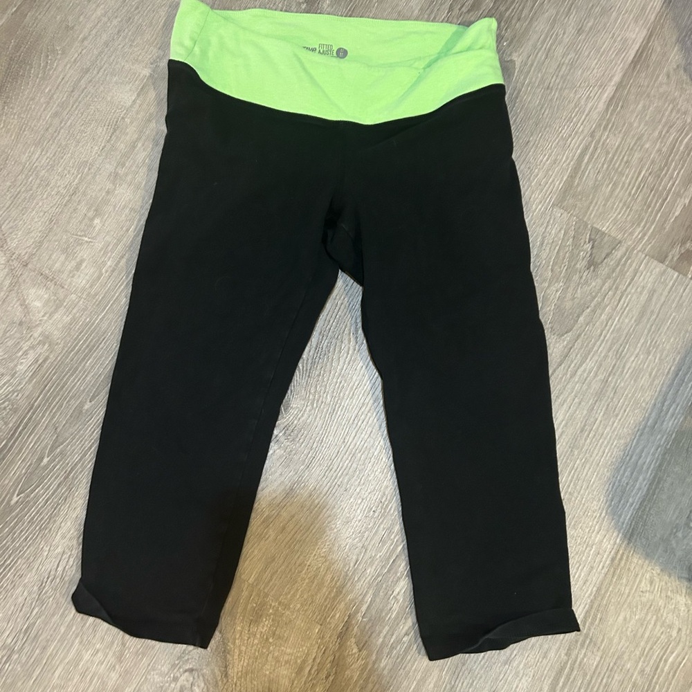 Old Navy Active fitted black capri leggings with green band at top size medium